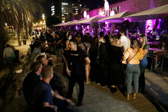 People outside Opium, a Barcelona nightclub by the beach (by Blanca Blay)